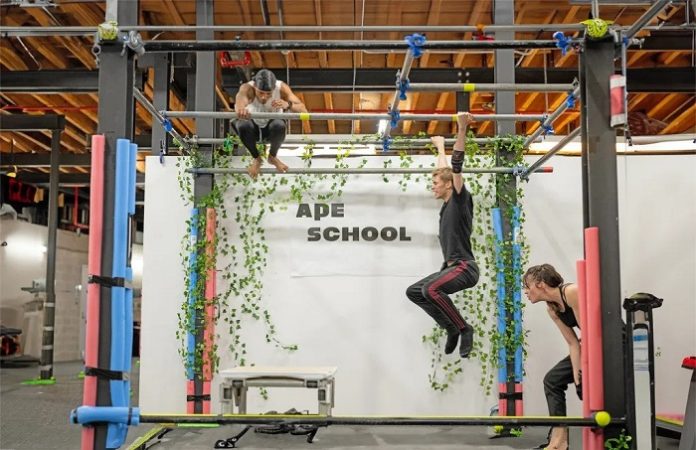 Ape School - Actors go ape!